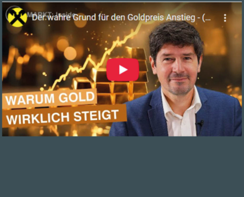 Sprecher Valentin Hofstätter im Casual Anzug dahinter ein Bild mit Goldbarren und einem Gold-Chart