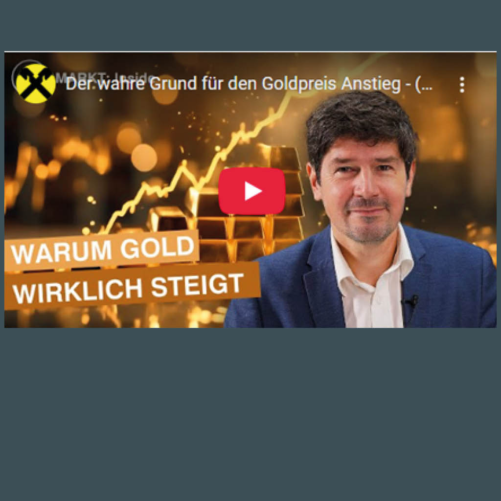 Sprecher Valentin Hofstätter im Casual Anzug dahinter ein Bild mit Goldbarren und einem Gold-Chart