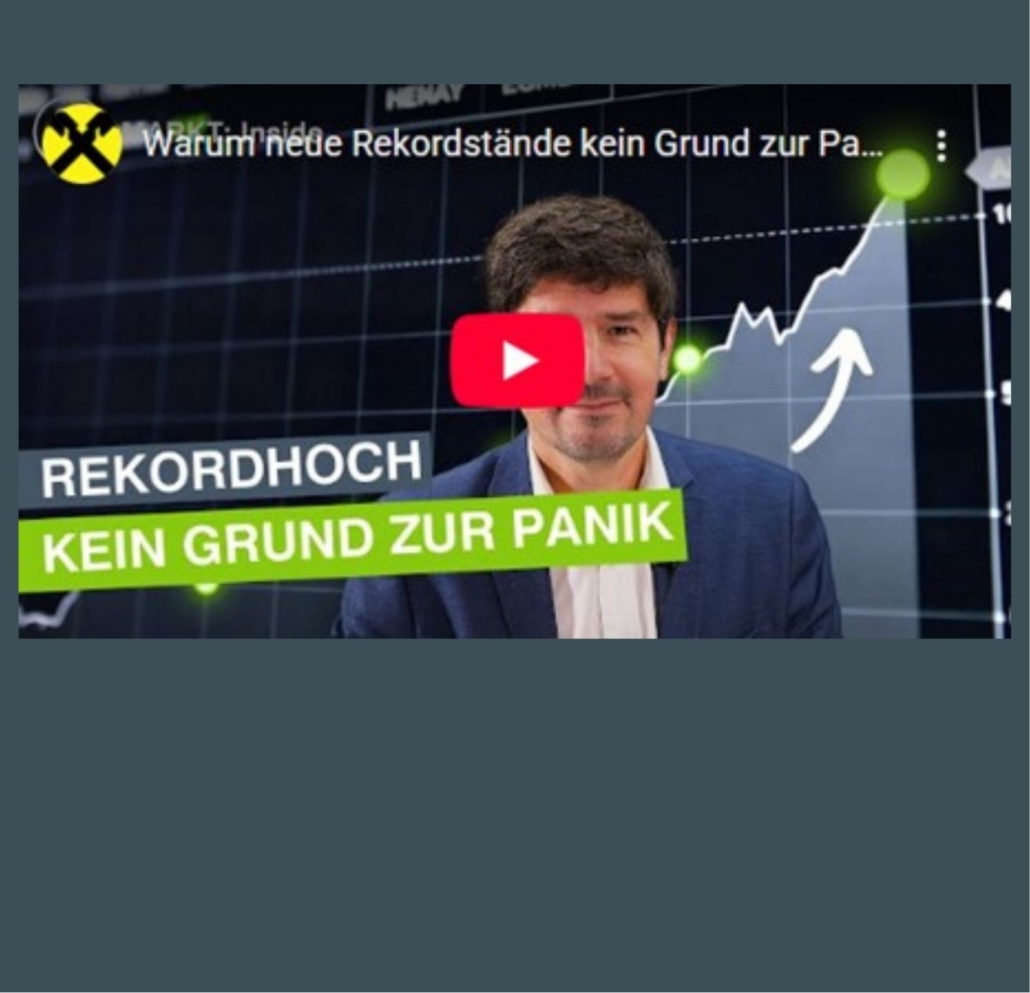 Sprecher Valentin Hofstätter im Casual Anzug dahinter ein Diagramm mit Aufwärtsbewegung