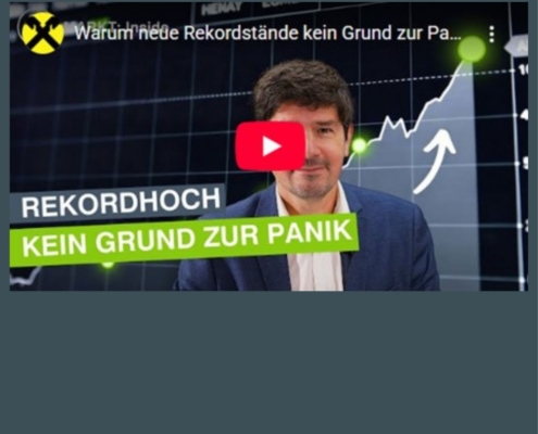 Sprecher Valentin Hofstätter im Casual Anzug dahinter ein Diagramm mit Aufwärtsbewegung