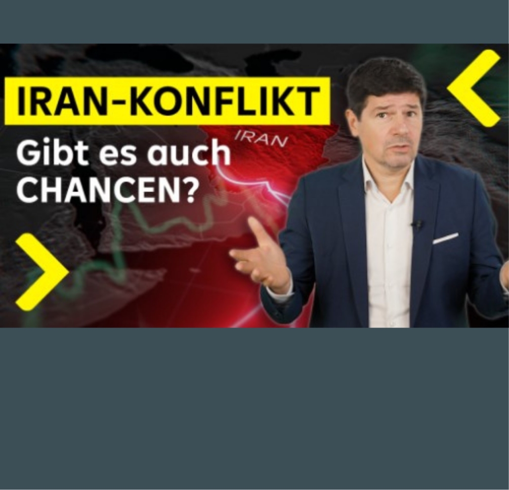 Sprecher Valentin Hofstätter im Casual Anzug dahinter ein Blitz und Karte