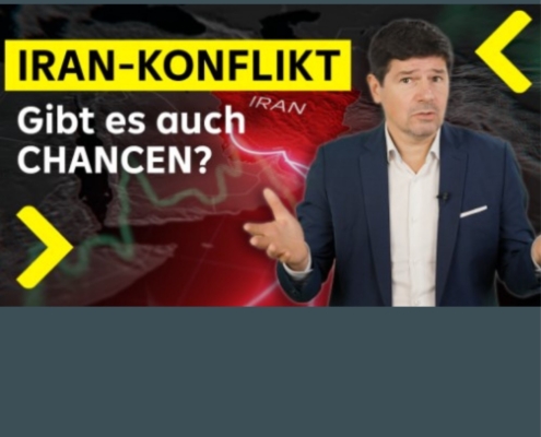 Sprecher Valentin Hofstätter im Casual Anzug dahinter ein Blitz und Karte