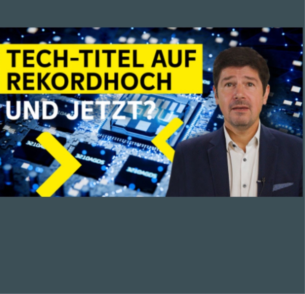 Sprecher Valentin Hofstätter im Casual Anzug dahinter ein Bild eines Computerchips