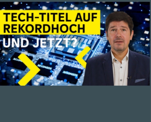 Sprecher Valentin Hofstätter im Casual Anzug dahinter ein Bild eines Computerchips
