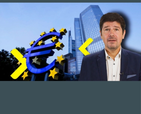 Sprecher Valentin Hofstätter im Casual Anzug dahinter ein Bild des EZB-Hochhauses und links ein Bild des Euro-Zeichens mit gelben Sternen umgeben