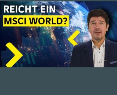 Sprecher Valentin Hofstätter im Casual Anzug dahinter ein Bild eines Teiles unseres Planeten Erde