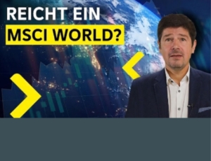 2026_09_Reicht-ein-MSCI-World-V2 Sprecher Valentin Hofstätter im Casual Anzug dahinter ein Bild eines Teiles unseres Planeten Erde