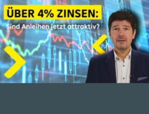 Sprecher Valentin Hofstätter im Casual Anzug dahinter ein Bild mit Grafiken und Charts